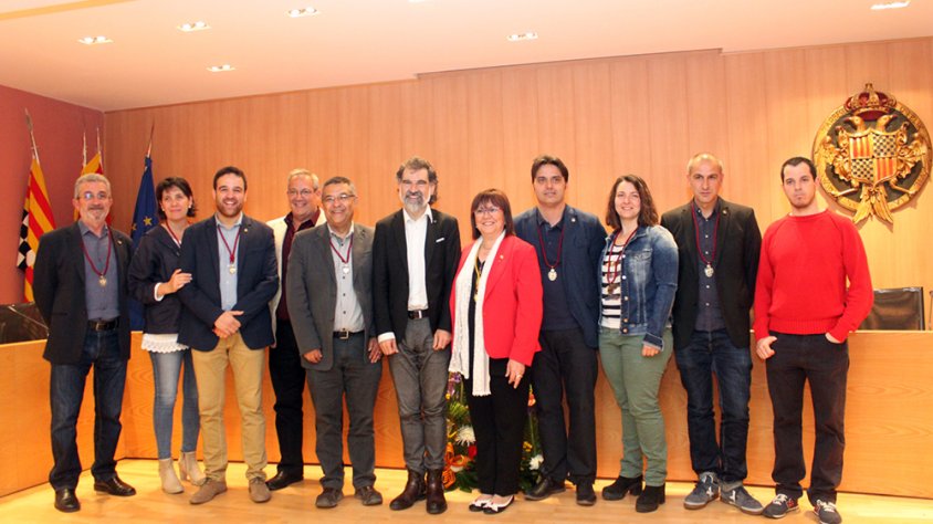 El president d'Òmnium Cultural i pregoner de la Festa Major 2017, Jordi Cuixart, amb l'alcaldessa Rosa Maria Perelló i regidors de l'arc consistorial, ahir a la Sala de Plens