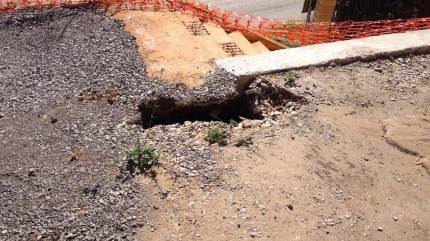 El clot que ha aparegut al mur de contenció a Ciutadilla