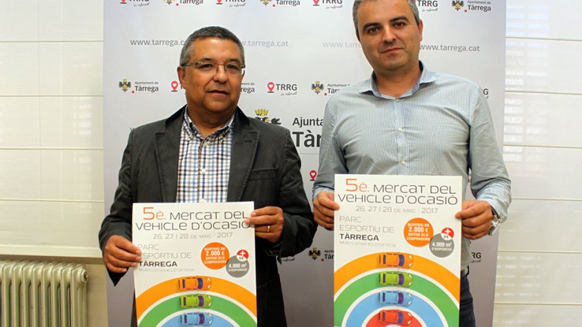 El regidor de Promoció Econòmica, Carles Pascual, amb Jordi Farré, un dels concessionaris targarins participants al 5è Mercat del Vehicle d’Ocasió de Tàrrega