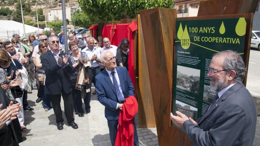 S'ha instal·lat una exposició retrospectiva darrere de les lletres de Vallbona a l'avinguda Montesquiu