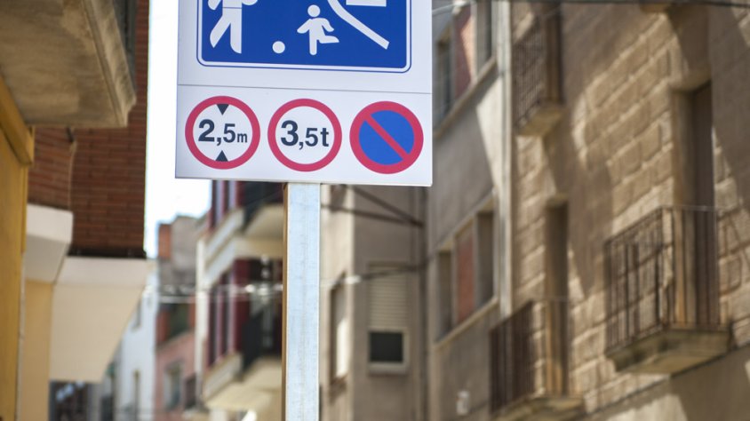 Cartell que informa de les noves mesures de mobilitat