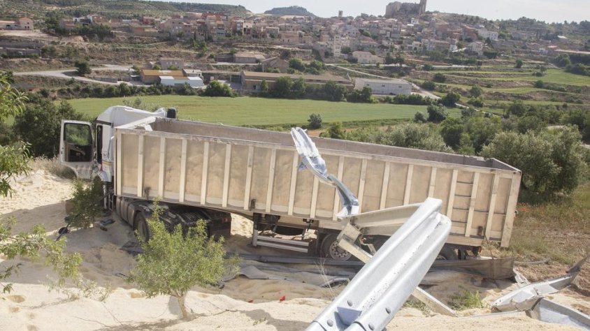 El camió accidentat, que transportava farina de panís, va sortir de la via i va caure per aquest desnivell a la C-14 al seu pas per Ciutadilla