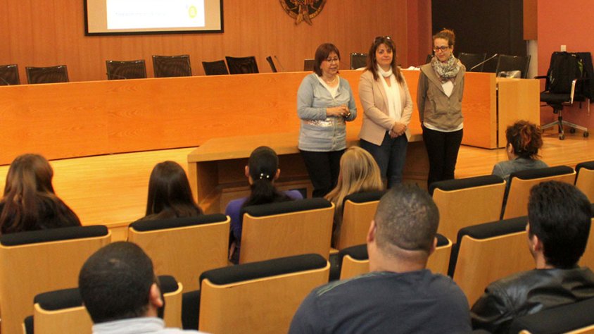 L'alcaldessa Rosa M. Perelló, la regidora Noèlia Soto i representants de l'Associació Alba exposant les línies del curs als assistents