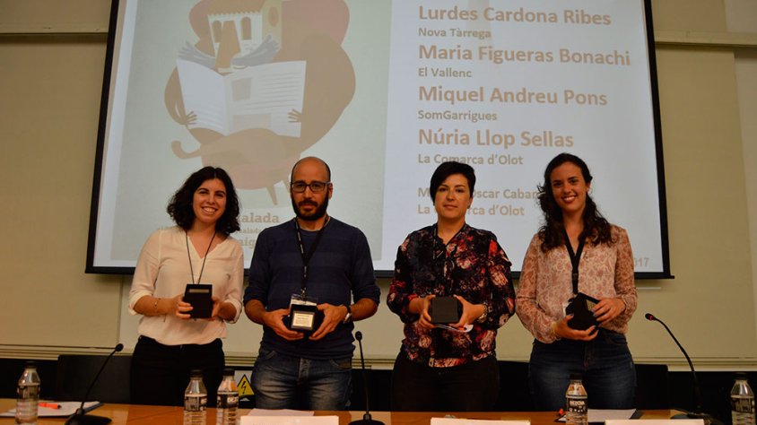 La directora de 'Nova Tàrrega' juntament amb els altres joves periodistes que van participar en una de les taules rodones de la 10a Convenció de la Premsa Comarcal i Local