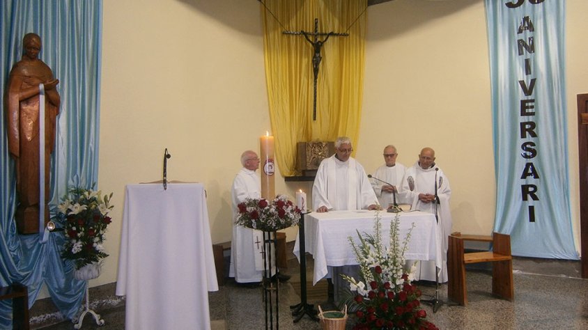 Cloenda del cinquantenari del Cor de Maria. Al centre, mossèn Eduard Ribera acompanyat de preveres de l'arxiprestat