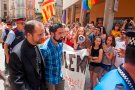 El bisbe surt de Tàrrega escortat per la policia després d'una manifestació