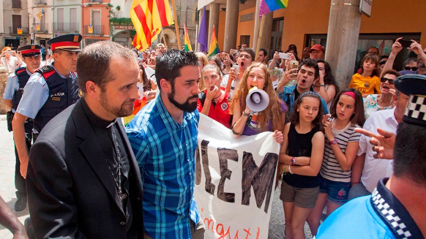 El moment que el bisbe sortia de l'església parroquial de Santa Maria de l'Alba