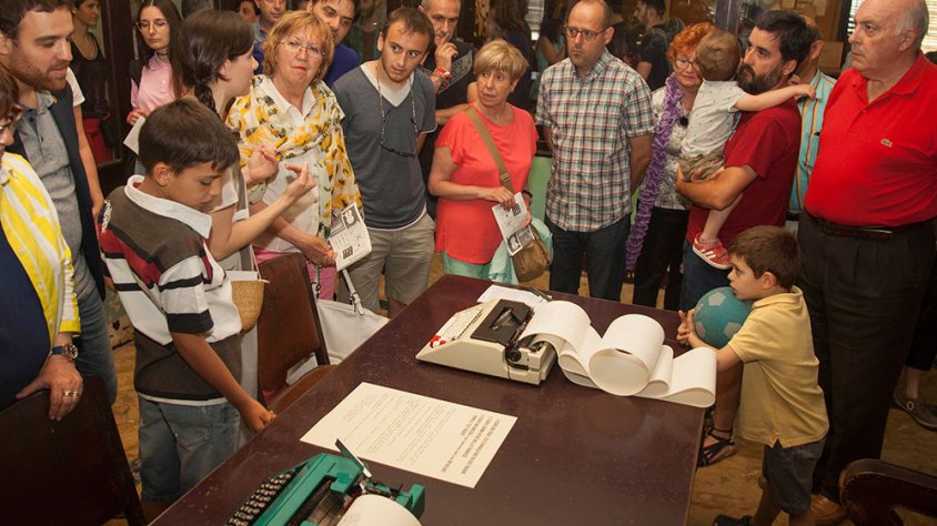 Visitants del festival escoltant les explicacions sobre una de les propostes