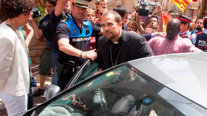 El bisbe de Solsona, Xavier Novell, escortat per la policia a la sortida de la parròquia de Tàrrega