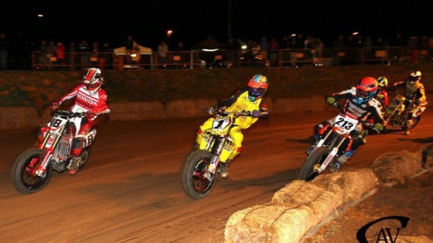 La pluja prèvia a la prova no va impedir una vetllada de motociclisme amb grans carreres