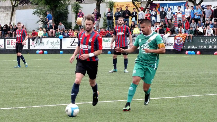 Un moment del partit jugat ahir al Municipal Joan Capdevila, ple a vessar d'aficionats