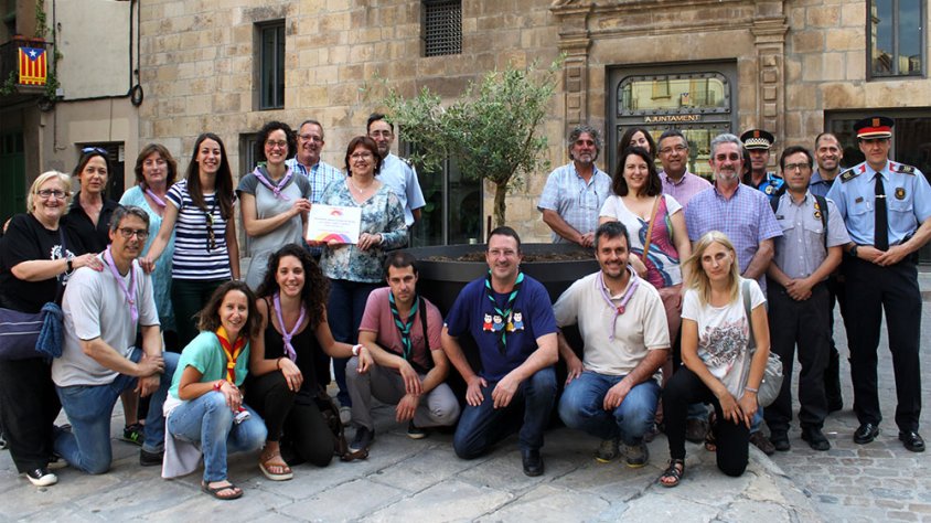Plantada de l'olivera a la plaça Major en homenatge a la Jamborinada