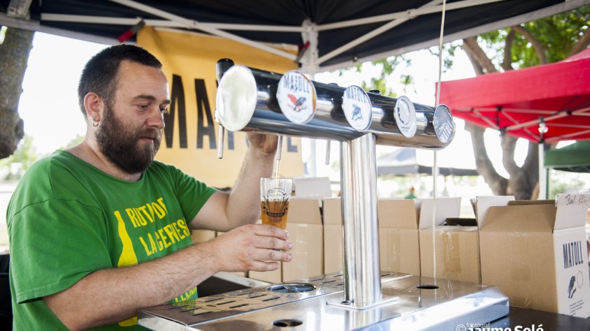 Un dels productors de cervesa que van participar en la fira