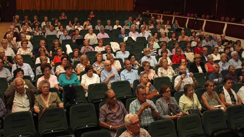 El públic assistent al recital poètic que tancava el curs de l'Aula
