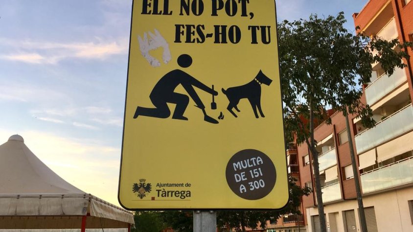 Cartell a Tàrrega que avisa sobre l'import màxim de les multes