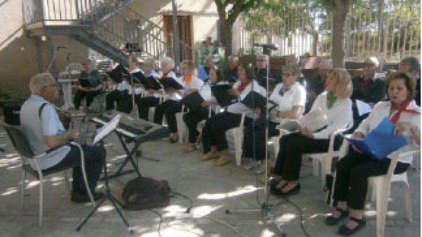 El grup Veus joves, veus grans de l'Associació Amics del País del casal cívic Tàrrega en la XVI Festa del Voluntariat