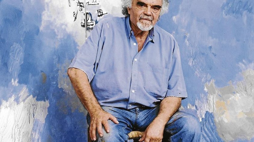 Josep Guinovart davant una obra seva