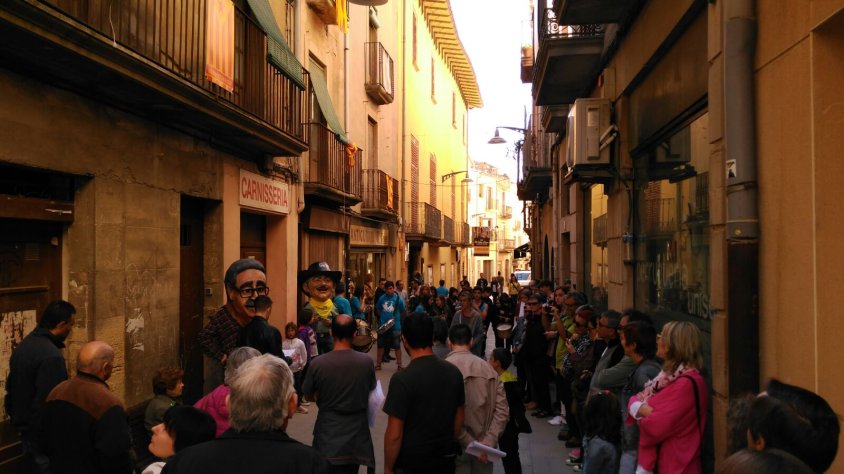 Imatge de la ruta impulsada des de la comissió davant de la casa de Pedrolo