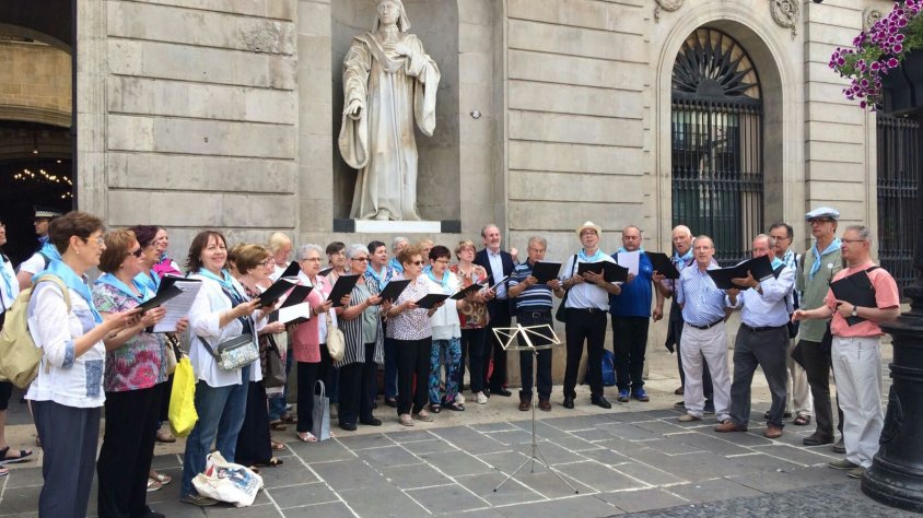 Cantada davant l'ajuntament de Barcelona de l'Orfeó Nova Tàrrega i l'Orfeó Vicentí