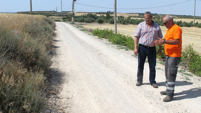 El regidor de Medi Ambient comprovant l'estat de les millores que s'han fet a la xarxa de camins