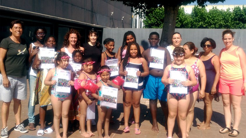 La regidora de Sanitat, Núria Franquesa, ha participat a l’acte de cloenda del programa a les piscines municipals, junt amb alguns dels infants inscrits i monitors de les activitats