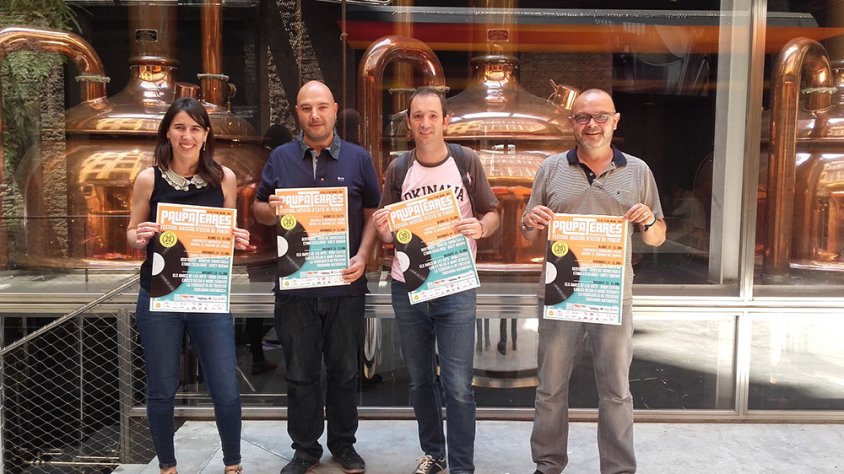 Representants de Moritz i el Paupaterres formalitzant l'acord de patrocini