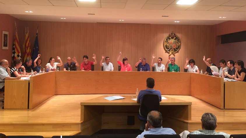 El moment de la votació per modificar el cartipàs municipal