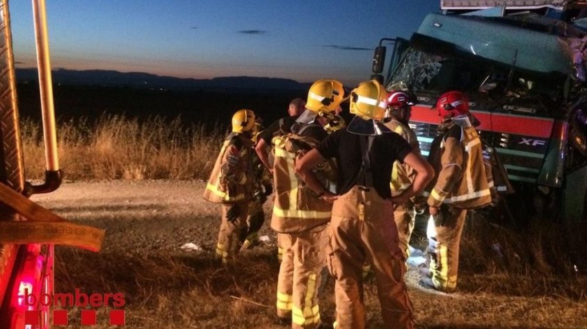 Un camioner va resultar ferit de gravetat dilluns en aquest accident a l'autovia a Vilagrassa