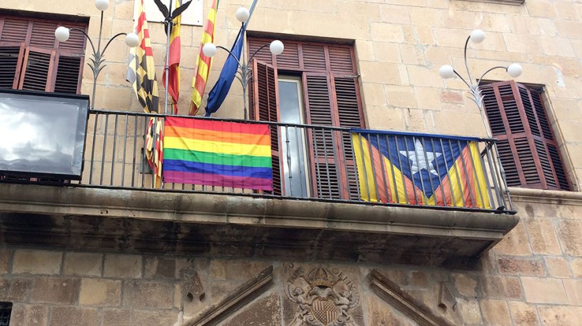 La bandera LGTBI avui al balcó de la Casa Consistorial