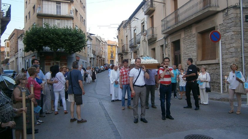 La processó portadora de la Mare de Déu de Fàtima passant pel carrer d'Urgell