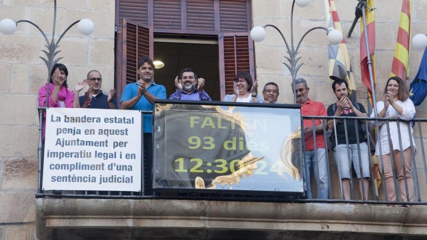El moment de la posada en marxa del cronòmetre al balcó de l'ajuntament de Tàrrega