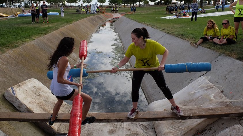 Dues joves participants al Flèndit durant una de les proves