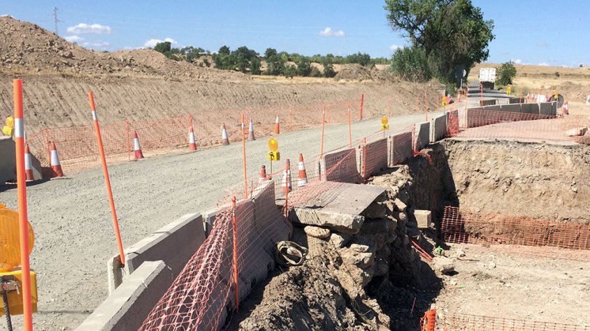 Obres d'eixamplament de la carretera on es construirà un nou pont sobre el riu Cercavins