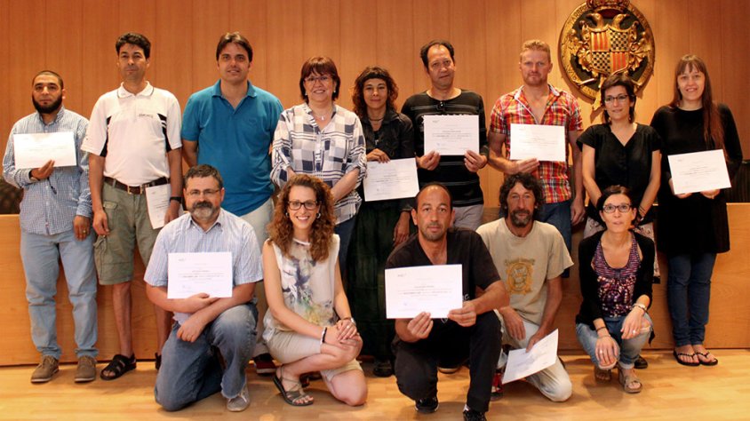 L’alcaldessa Rosa Maria Perelló i el regidor - coordinador de l’Àrea de Polítiques de la Ciutadania, Jaume Folguera, han lliurat els diplomes als alumnes que han culminat amb èxit el curs, acompanyats de representants de l’Associació Alba