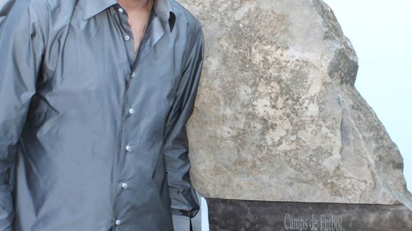 Joan Capdevila al costat del monòlit del Camp d'Esports
