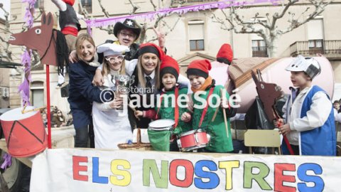 Carrossa "Els nostres minyons segueixen les tradicions"
