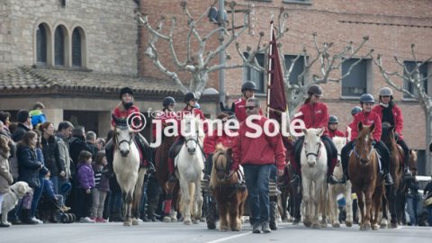 El pendonista encapçalant les muntures que van participar a la festa