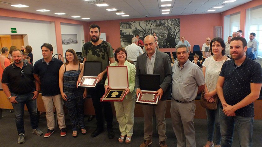 Els homenatjats mostrant la placa que se'ls va entregar al costat de l'alcaldessa, el regidor d'esports i altres edils