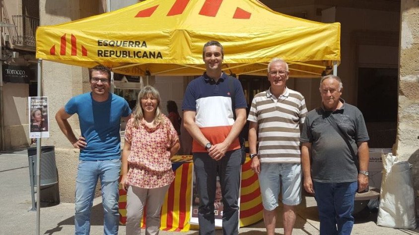 Els membres del grup que aquest dilluns han estat a la parada d'Esquerra al mercat setmanal