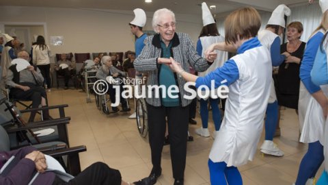 Personal de la residència ballant amb els avis