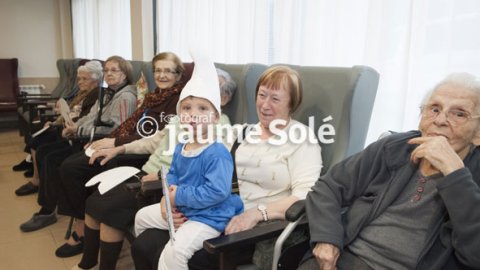 Un infant amb diverses àvies