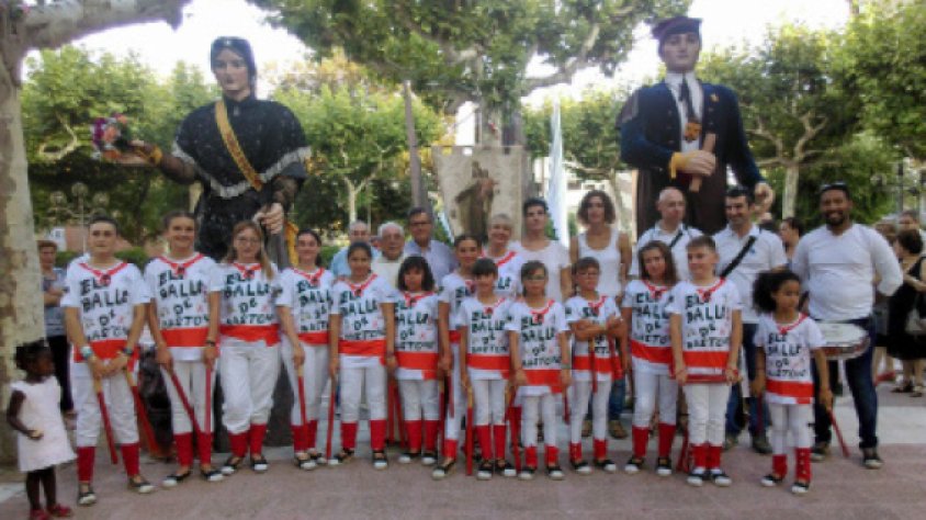 Ball de bastons, gegants, bandera del Carme i grallers Coral Nou en la cercavila popular del Carme