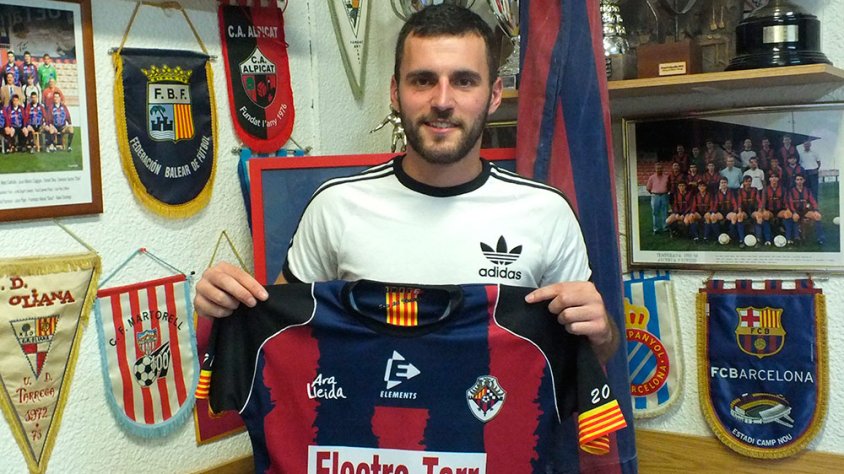 Maikel Molina ensenyant la samarreta blaugranaf