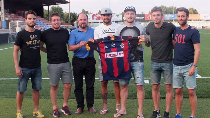 Joni i altres jugadors de la UE Tàrrega que han signat la seva renovació