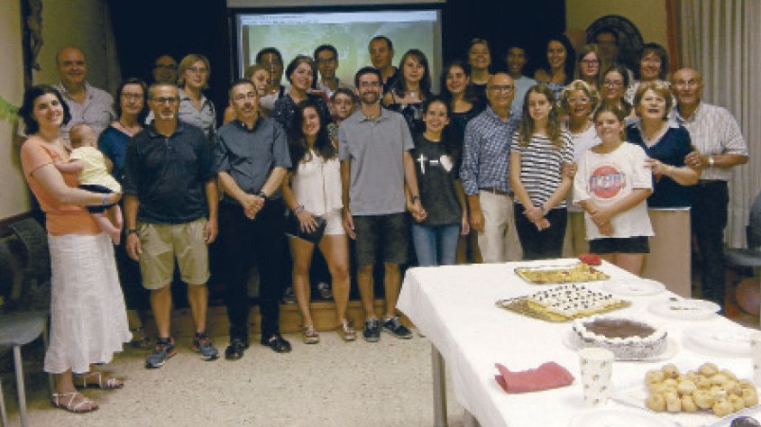 Joan Sabé, al centre del grup, en el seu acomiadament a l'edifici parroquial