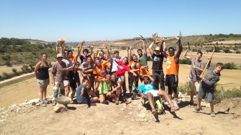 Foto de família dels joves que han participat al camp de treball