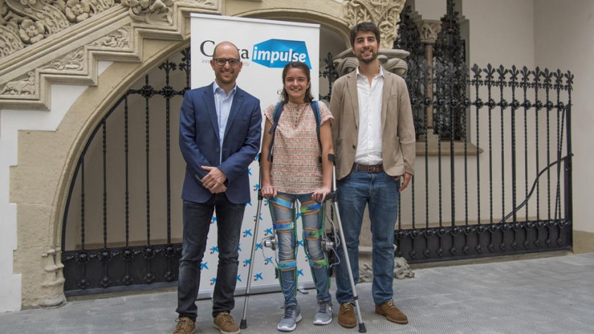 Font i Alfons Carnicero (investigador del grup), amb una jove que va mostrar l'ús de l'exosquelet en l'acte de concessió dels ajuts