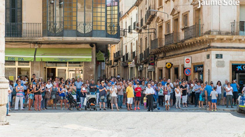 Imatge de la concentració silenciosa que s'ha fet aquest migdia a Tàrrega