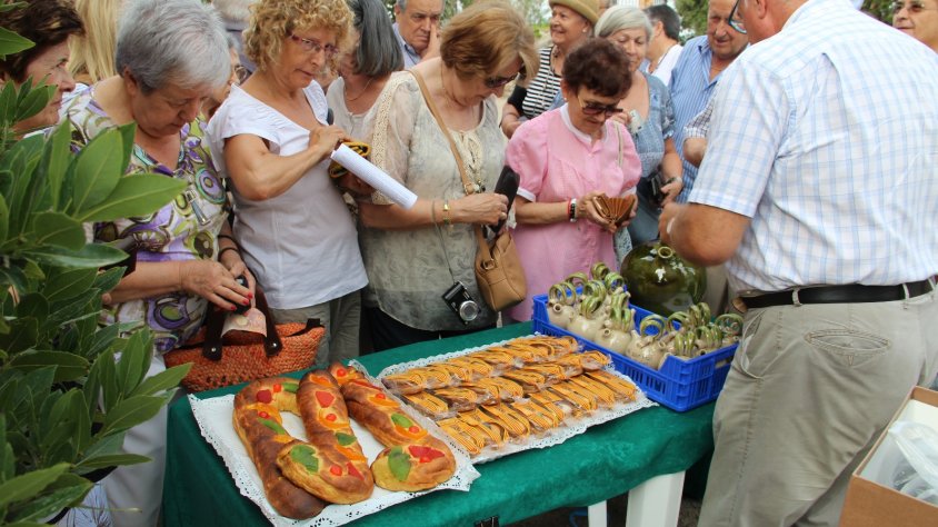 Alguns dels assistents a la festa van tastar els Gaiatons