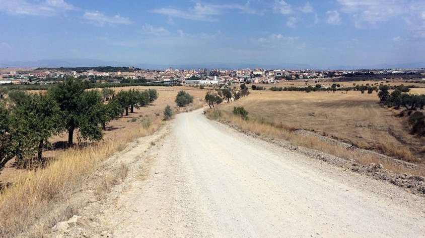Un dels trams del camí entre Tàrrega i Verdú, amb la capital de l'Urgell al fons de la imatge